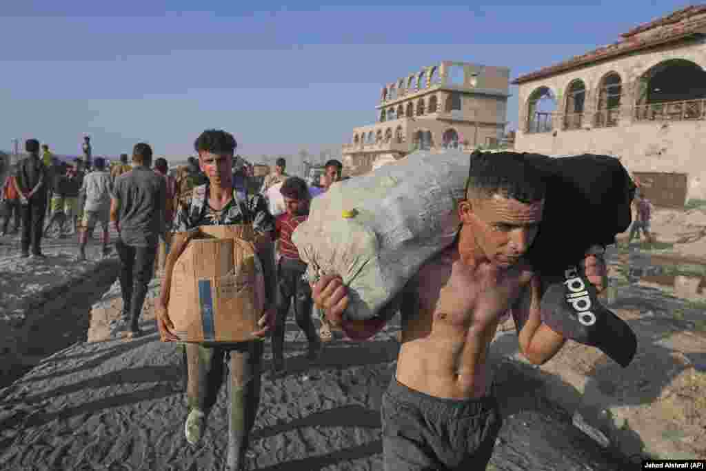 Palestinezë duke bartur ndihma.