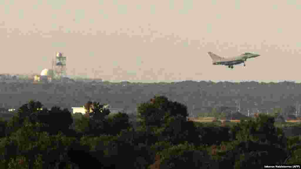 Британський військовий літак &laquo;Тайфун&raquo; приземляється на базі на острові Кіпр після відпрацьованих авіаударів по військово-хімічних об'єктах у Сирії.