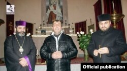 Чахаляна присутствующие в церкви встретили аплодисментами, а представители армянского духовенства – благословением