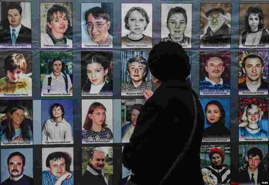 Акція пам'яті загиблих 13 років тому в Театральному центрі на Дубровці в Москві. 26 жовтня 2015 року