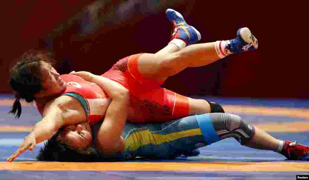 Ешімова (көк формада) моңғолиялық қарсыласымен кездесіп жатқан сәт. "Моңғолия балуанымен кездесу өте қиын болды. Бішкектегі Азия чемпионатында жеңіліп қалған едім. Сондықтан осы кездесуге шығарда қатты уайымдадым, бүкіл күшімді осы кездесуге жұмсадым" деді Жұлдыз Азаттық тілшісіне.&nbsp;