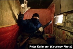 Snajperist i Ushtrisë së Republikës Sërpska në Varrezat Hebraike në Sarajevë. Autori i fotografisë, Peter Kullmann, ia siguroi atë Radios Evropa e Lirë ekskluzivisht për qëllimet e artikullit në lidhje me aktivitetin e snajperistëve në Sarajevë.