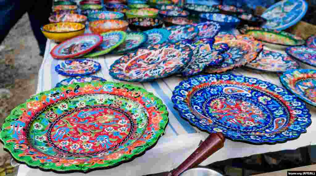 Ексклюзивний посуд із місцевої порцеляни