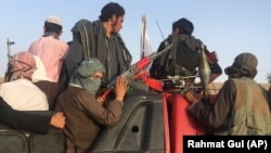 تصویر آرشیف: افراد طالبان سوار بر یک موتر گزمه در کابل 