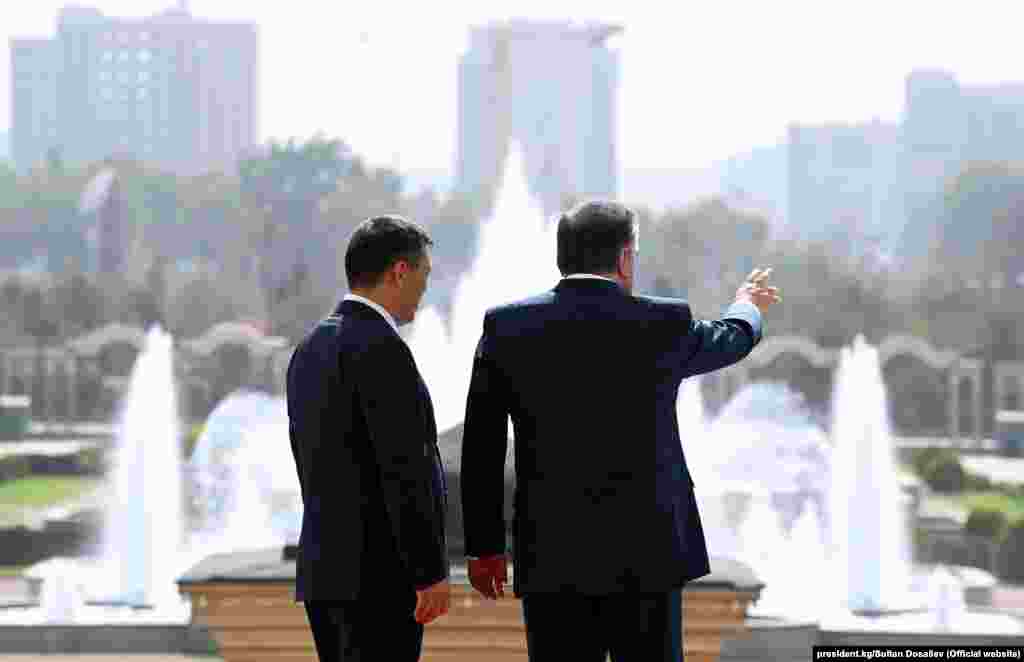 Ушул тапта эки өлкөнүн чек аралары жабык. Садыр Жапаровдун Тажикстанга расмий иш сапары кыргыз коомчулугунда&nbsp;ар кандай талкууну жаратты.