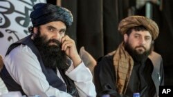 از راست به چپ: ملا یعقوب مجاهد سرپرست وزارت دفاع و سراج الدین حقانی سرپرست وزارت داخله حکومت طالبان 