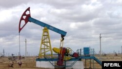 На нефтяном промысле в Западном Казахстане.