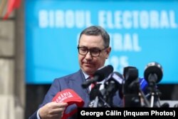 Victor Ponta depune dosarul de candidatură și lista de semnături, având o șapcă roșie pe modelul Trump, la sediul Biroului Electoral Central din București, 12 martie 2025.
