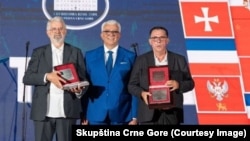 Andrija Mandić uručio je nagrade Bećiru Vukoviću i Velju Stanišiću.