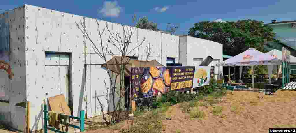 На территории пляжа обилие заведений общепита сомнительного вида