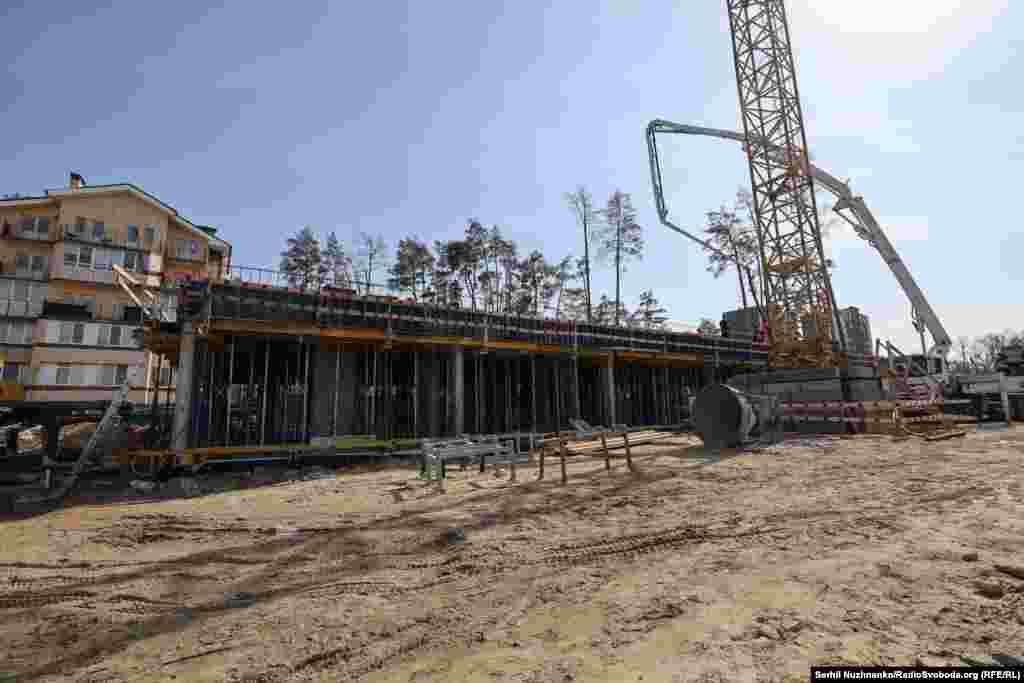 2 березня 2022 року російські війська завдали авіаудару по Ірпеню з двох Су-25. Дві ракети вдарили по житловому будинку на Гостомельському шосе. Протягом кількох днів ішли інтенсивні бої за цю частину міста, яка сильно обстрілювалася російськими військовими.Російські розтрощили цей ошатний будинок. Його демонтаж розпочали ще у вересні 2022-го. У грудні 2024-го, за фінансової участі міжнародних організацій, на тому місці почали зводити новий житловий будинок.Ліворуч фото від 2 березня 2022, праворуч – березень 2025 року