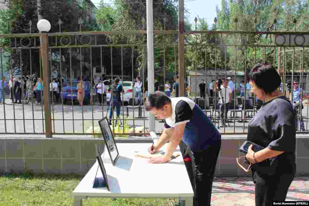 Курч иликтөөлөрү менен таанылган журналист, "Азаттыктын" кабарчысы Уланбек Эгизбаев&nbsp;22-июлда Ысык-Көлгө эс алууга барган жеринен&nbsp;сууга чөгүп, кийин Чолпон-Ата шаарында ооруканада каза болду. Кыргызстандын Ички иштер министрлигинин басма сөз кызматы журналист кырсыктаган &ldquo;Акун&rdquo; пансионатына тергөөчүлөр тобу жөнөтүлгөнүн маалымдады. Окуяны министрлик көзөмөлүнө алды.&nbsp;Уланбек Эгизбаев 28 гана жашта болчу.&nbsp;