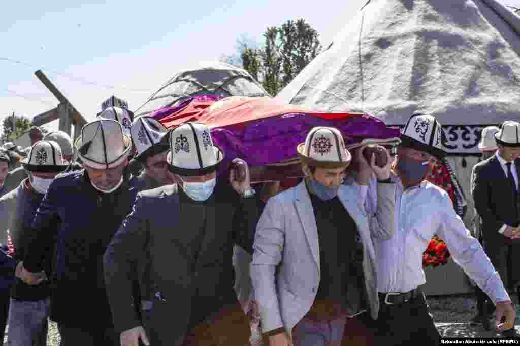 Зайырбек Ажыматовдун досу, акын&nbsp;Мирлан Самыйкожо&nbsp;коштошуу сөзүндө "Турмуш деген эмес, Кыргыз деген" акын кеткенин белгилеп, анын элине арнап жазган арнаган ырын окуду.