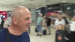 Освобожденный из заключения в Крыму журналист Крым.Реалии Владислав Есипенко прибыл в Прагу (видео)