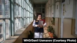 Врач-иммунолог Джалал-Абадской области Алия Арыкбаева в Центре иммунизации в городе Джалал-Абад, Кыргызстан. Фото: ВОЗ/Даниль Усманов