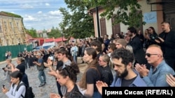 Сотні людей провели актора в останню путь оплесками