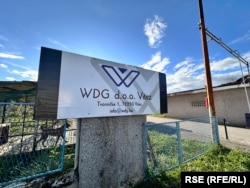 Tabla kompanije WDG ulazu u kompleks Vitezita, 22. oktobar 2025.