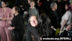 Вызваленыя і дэпартаваныя палітвязьні і Сьвятлана Ціханоўская ля амбасады ЗША ў Вільні. 11 верасьня 2025