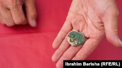 Një monedhë e gjetur gjatë gërmimeve, ende e paqartë se cilës periudhë i përket