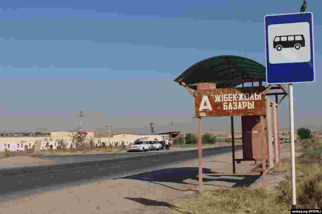 Қала шетінде орналасқан "Жібек Жолы" базарына қоғамдық көлік қатынайды. Қала орталығына дейін таксилер 1000-1500 теңгеге алып барады. Шымкент, 25 шілде 2017 жыл.