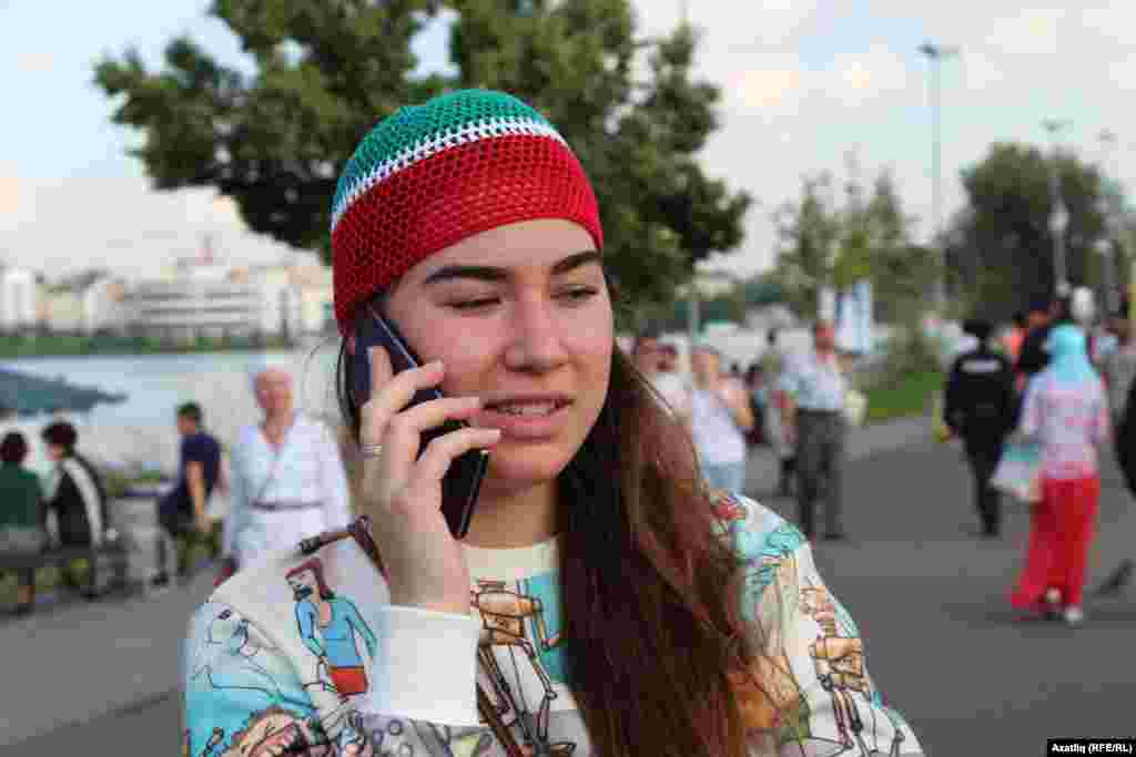 Ярминкәдә Татарстан байрагы төсендә башлык кигән кыз