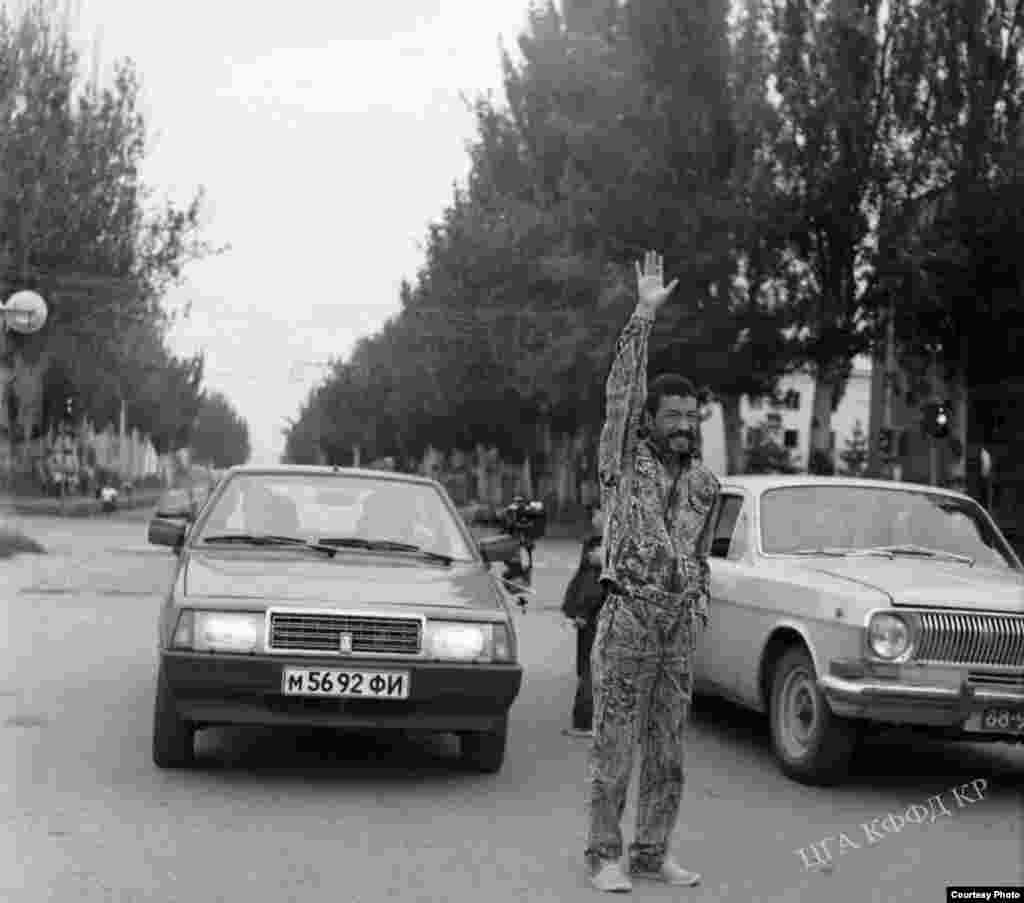 "Кыргызфильмдин" режиссеру Геннадий Базаров съемка учурунда. Сүрөттүн автору Жоробаев. 1989-жыл.