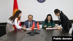 Кудайберген Базарбаев жана Лю Цзянпин.