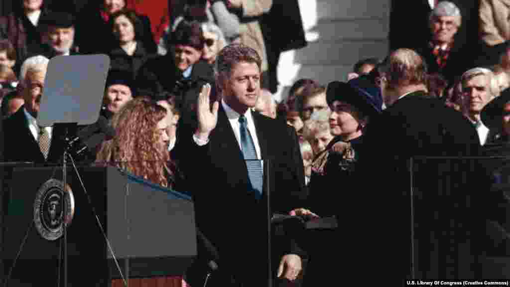 Bill Clinton polaže zakletvu pored svoje supruge Hillary i kćerke Chelsea 20. januara 1993. godine. Clinton će služiti dva mandata. Dolazeći predsjednici moraju se zakleti da će "vjerno izvršavati dužnost predsjednika" i "čuvati, štititi i braniti ustav Sjedinjenih Američkih Država". &nbsp;