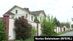 Учурда сейил бактын аймагында 68 турак жай, эки көп кабаттуу үй курулган.