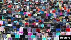 Instalacioni “Mendoj për ty” i artistes Alketa Xhafa-Mripa, kushtuar viktimave të dhunës seksuale gjatë luftës së fundit në Kosovë.