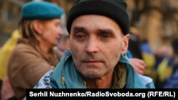 Один із оборонців України у перший момент після звільнення з російського полону. 15 березня 2025 року