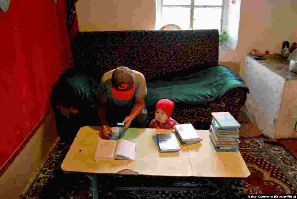 "Мектепте окуганда сага эч ким тоскоол болбойт. Үйдө окусаң үй жумуштарына алаксый берет экенсиң. Андан сырткары кээде телефон иштебей, интернет өчүп калышы мүмкүн", - дейт 9-класстын окуусу Жээналы Таалайбек уулу. Сары-Булак айылы,&nbsp;Кочкор району.