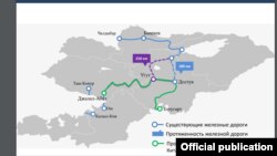 Көк сызык Кыргызстандын азыркы темир жолунун линиялары. Жашыл сызык Кытай-Кыргызстан-Өзбекстан темир жолунун долбоордук картасы. Кырмызы жана көк үзүл-кесил сызыктар бул кийин аталган темир жолго уланчу долбоорлордун болжолу.