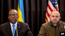 Ministrul american al Apărării, Lloyd Austin, vorbind, alături de omologul său ucrainean, Rustem Umerov, în debutul unei reuniuni a Grupului de Contact pentru Apărarea Ucrainei, la baza militară Ramstein, pe 19 martie, 2024. 