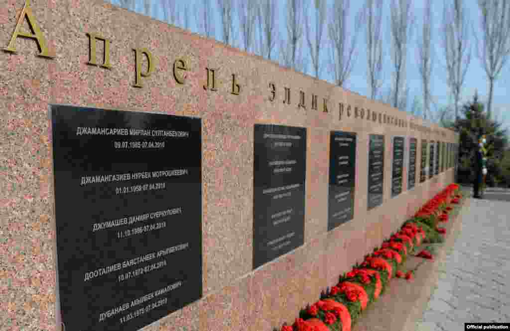Апрель окуяларында каза болгондордун эстелиги.