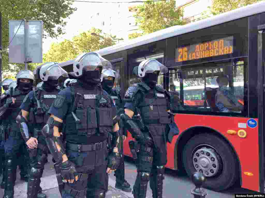 Policija na ulicama Beograda uklanja blokade, saobraćaj je u brojnim delovima grada obustavljen ili usporen (Beograd, 4. jul)