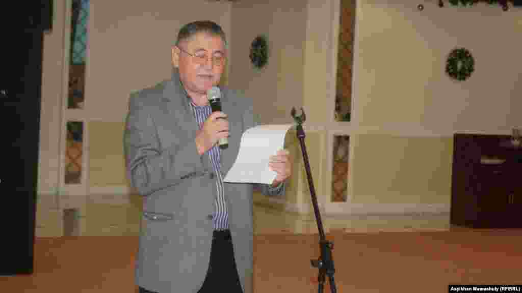  	Главный редактор газеты &laquo;Жас Алаш&raquo; Рысбек Сарсенбай выступает на поминках по Заманбеку Нуркадилову. Алматы, 17 января 2014 года. 