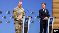 Aмериканскиот генерал Алексус Гринкевич, врховен командант на сојузничките сили на НАТО во Европа, на заедничката прес-конференција со шефот на НАТО, Марк Руте, во Брисел.