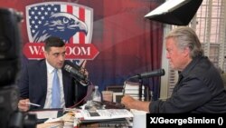 Candidatul AUR la președinție, George Simion, invitat la podcastul „Bannons_WarRoom”, difuzat online pe 22 aprilie 2024.