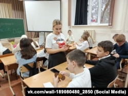 Майстерклас у Добровській школі-гімназії в Сімферопольському районі з виготовлення талісманів для російських військових, які беруть участь у повномасштабному вторгненні в Україну, 12 грудня 2024 року