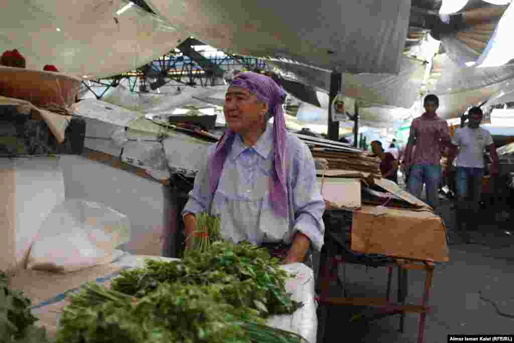 Более половины женщин-пенсионеров активно заняты частной предпринимательством, чтобы помогать своим детям. 