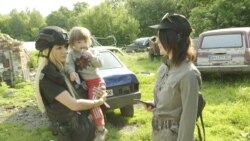 Cum îi ajută „Îngerii albi” din Ucraina pe oamenii din regiunea Sumî să fugă din calea atacurilor rusești