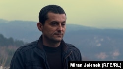 Elvedin Suliq, viktimë e sulmit me snajper gjatë rrethimit të Sarajevës, në vendin nga i cili u qëllua në vitin 1992.