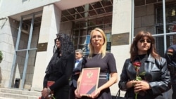 Vijenci pred Skupštinom Crne Gore u znak žalosti za Ustavom