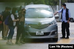 Directorul adjunct al Apple Daily, Chan Pui-man, arestat pe 17 iunie.