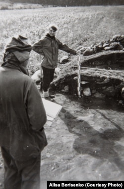 Во время археологических раскопок в Южной Сибири, руководимых Ю.С.Худяковым.