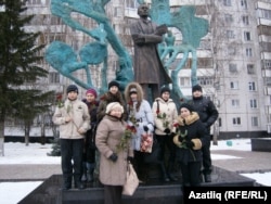 Габдулла Тукайдын На́бережные Челны́дагы (татарча Яр Чаллы) эстелиги, 2011.