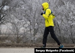 Керч менен Симферополь шаарлары ортосундагы Таврида кан жолунда жүгүрүп бараткан ультрамарафончу. 16-17-ноябрь 2018-жыл.