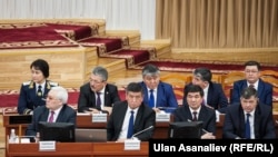 Сооронбай Жээнбеков баштаган өкмөт мүчөлөрү парламентте.