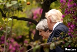 Президент США Дональд Трамп і прем’єр-міністр Великобританії Тереза Мей. Таорміна, 26 травня